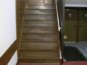 玄関〜和室20畳への階段